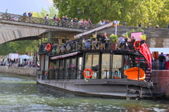 セーヌ河に浮かぶ船上Cafe Paris