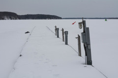 桟橋の向こうは凍った湖