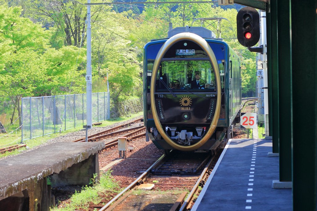 ホームにて
