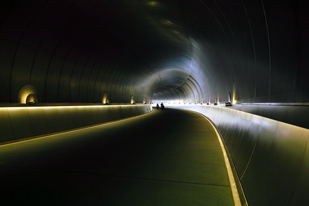 未来へのトンネル