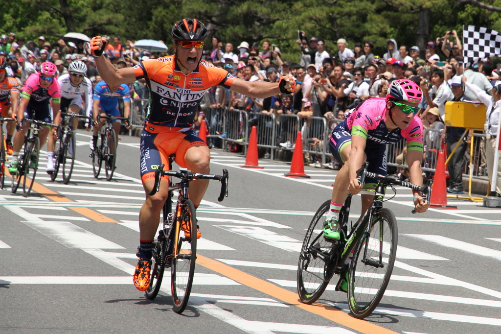 勝利のポーズ
