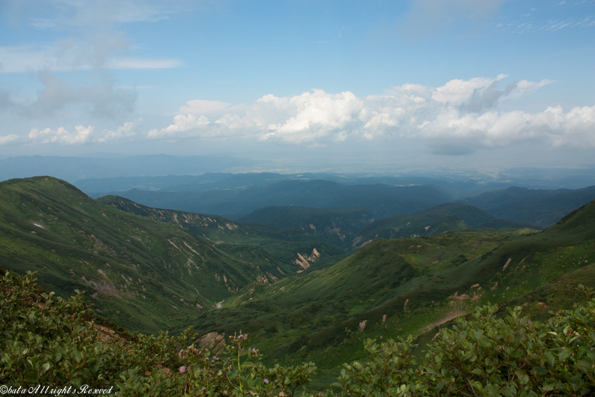 月山登山の途中から見た山々