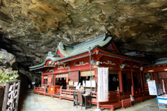 岩窟に響く祈り