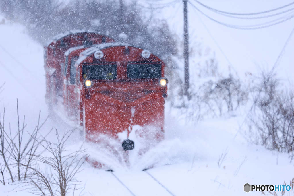 猛吹雪の中のラッセル車