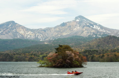 桧原湖に浮かぶ桜島