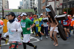 重たいものを背負って