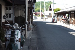 ベスパとレトロな街並み