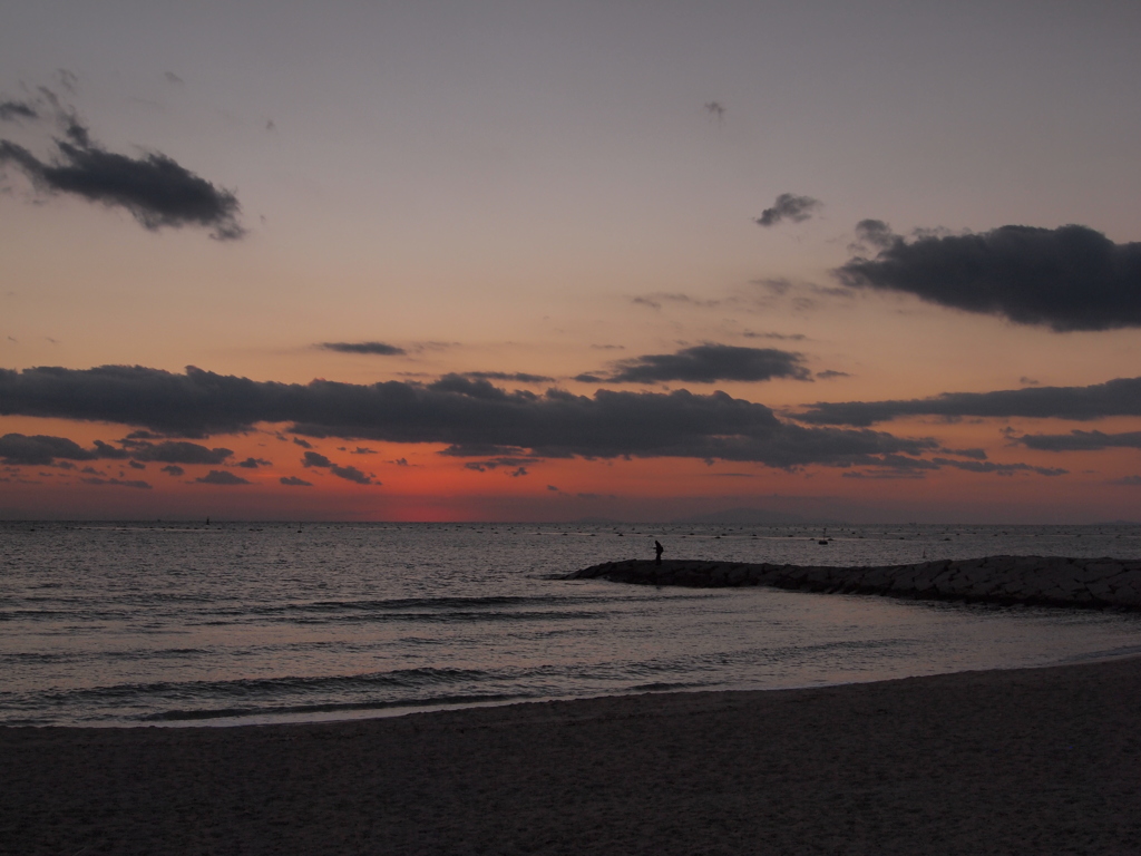 だるま夕日の後　播磨灘の海岸