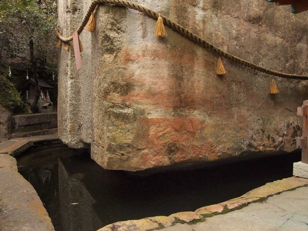 生石神社 石乃宝殿 池中に浮く 高砂