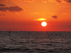 頭が光る夕日　播磨灘