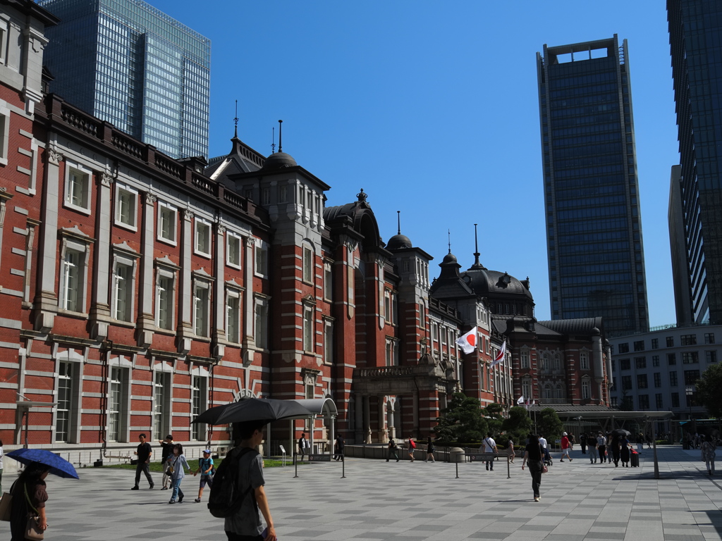 猛暑の東京駅
