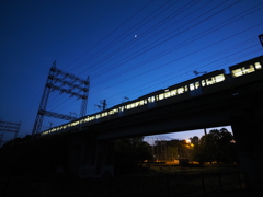 夕暮れの電車と月