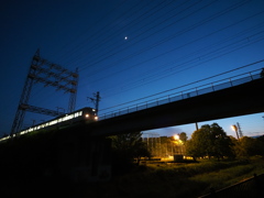 夕暮れの電車と月