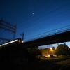 夕暮れの電車と月