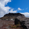 岩に向かう岩