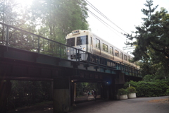 高架を渡る電車