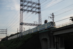 青いラインの電車