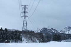 雪山と500kV送電線