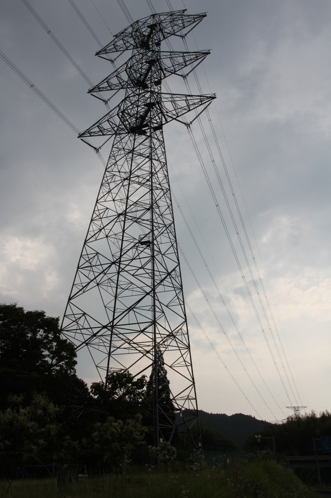 読めない梅雨空とV吊懸垂鉄塔
