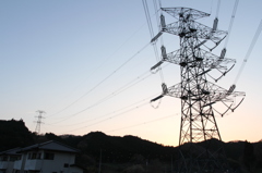 夕日と重角度耐張鉄塔