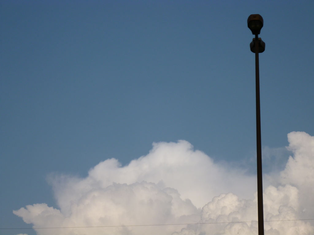 標識と雲