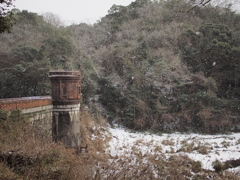 冬景色　旧貯水池堰堤