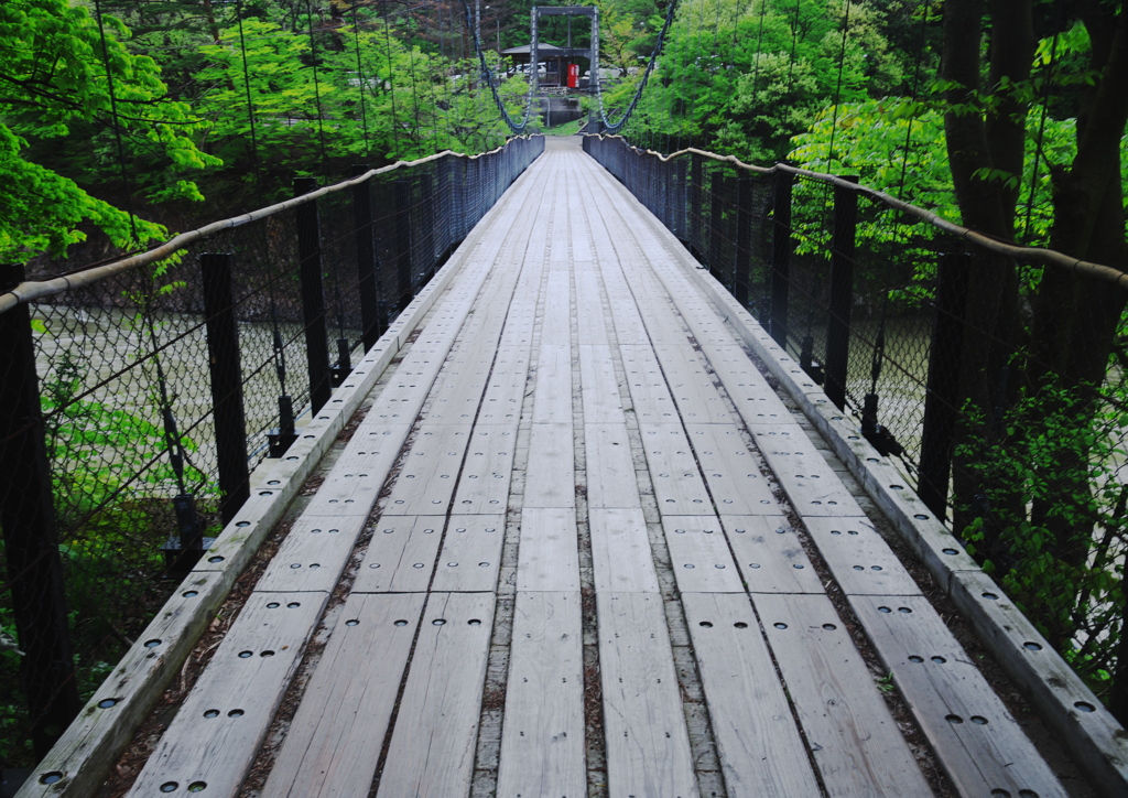 旅館につながる吊り橋