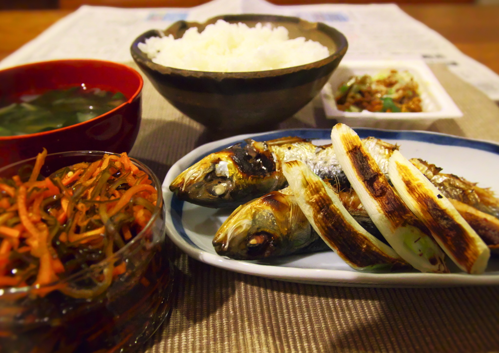 鰯の焼き魚の夕食