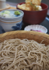 くにやさんの　ざるそば・ミニ天丼添え　暑かった！！