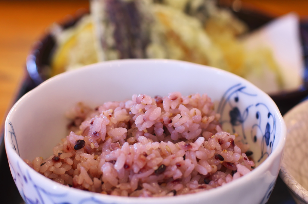 今日のランチ（くにやの五穀飯の天ぷら定食）