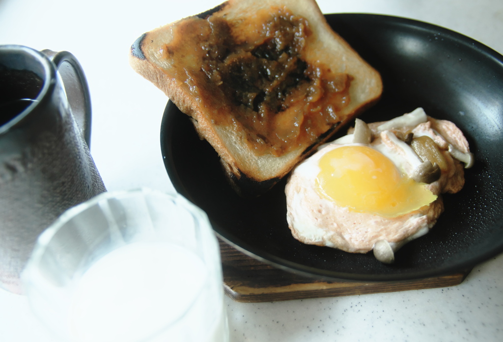 ピンクの目玉焼きの朝食