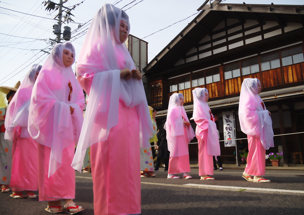 6月8日に阿賀町の狐の嫁入りの行列2