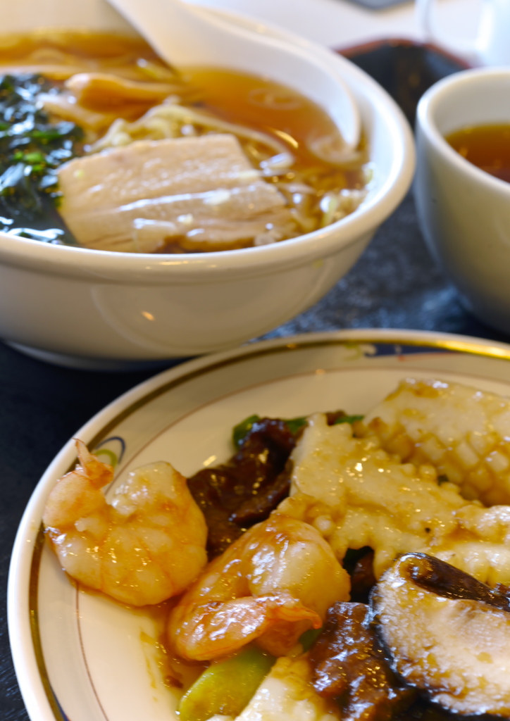 エビと牛肉とシイタケとイカの炒め物とラーメン