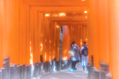 光りはじめる少女