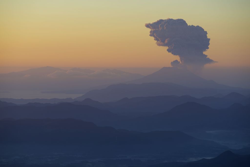 煙は薄し桜島山