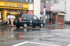 雨にぬれる街角