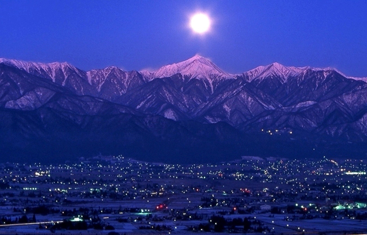 常念岳と満月