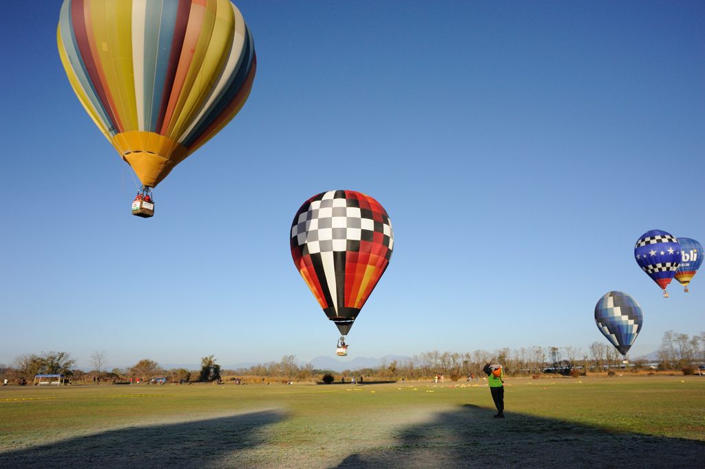 でかい風船をＯＯＯＯ追いかけていると