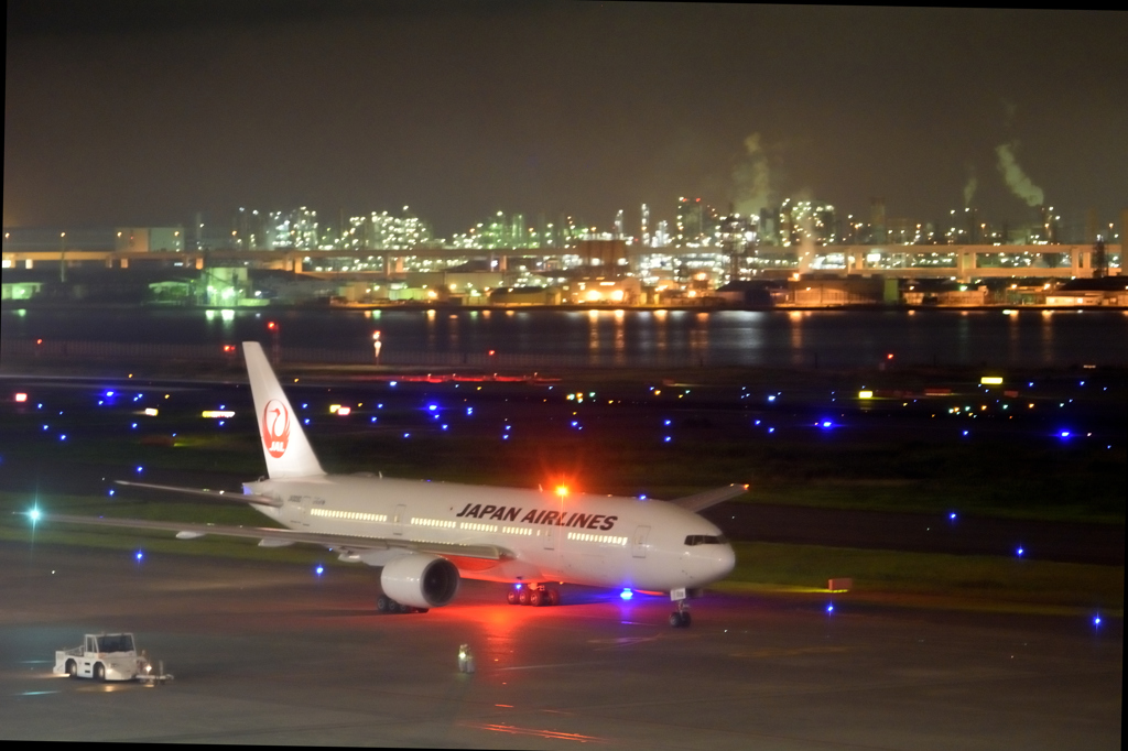飛行機と工業地帯