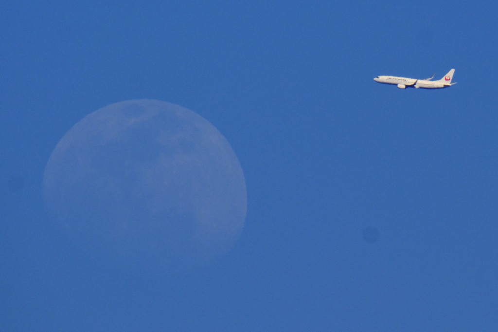 月と飛行機