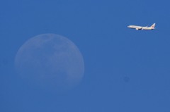 月と飛行機