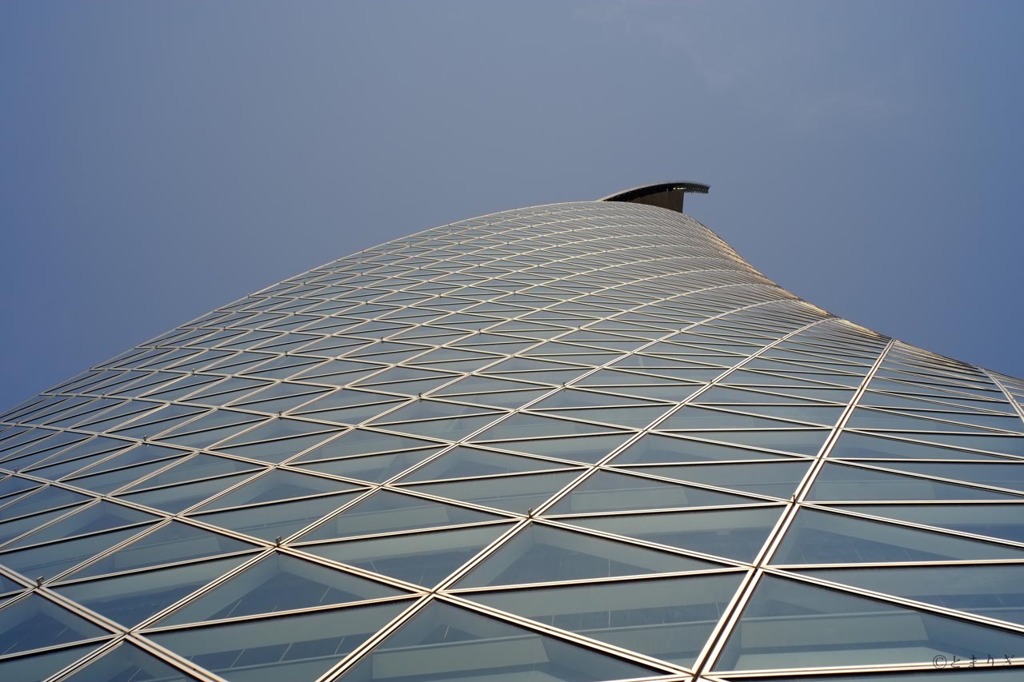 渦巻く窓ガラス