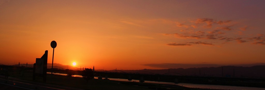 ドライブ中淀川の夕日その３