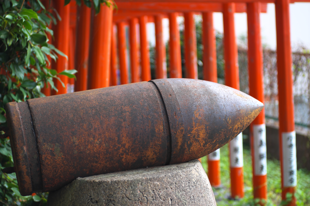 砲弾が奉納されている稲荷神社