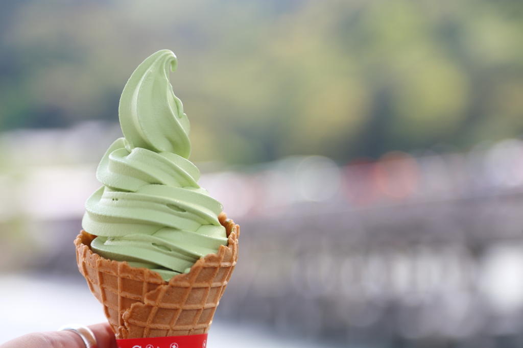 渡月橋で食べる抹茶ソフトは格別