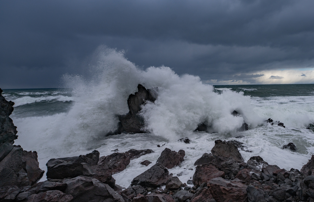 raging wave