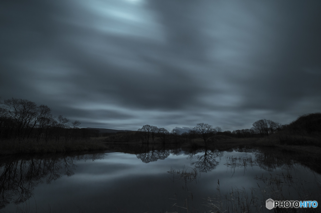 Moon cloud flow