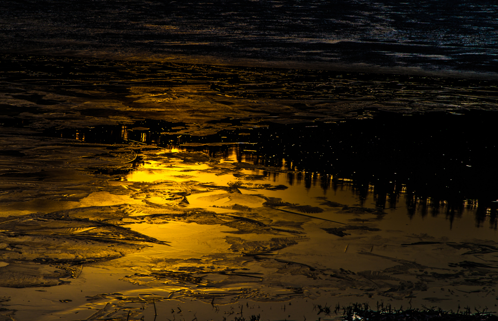 Gradation mirror of the ice