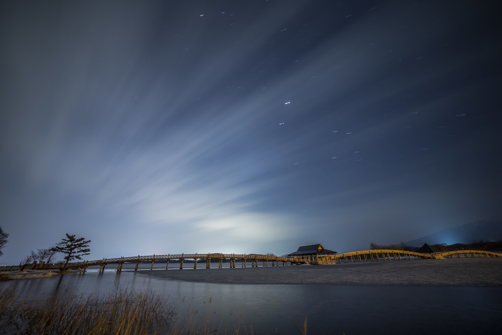 Flowing cloud