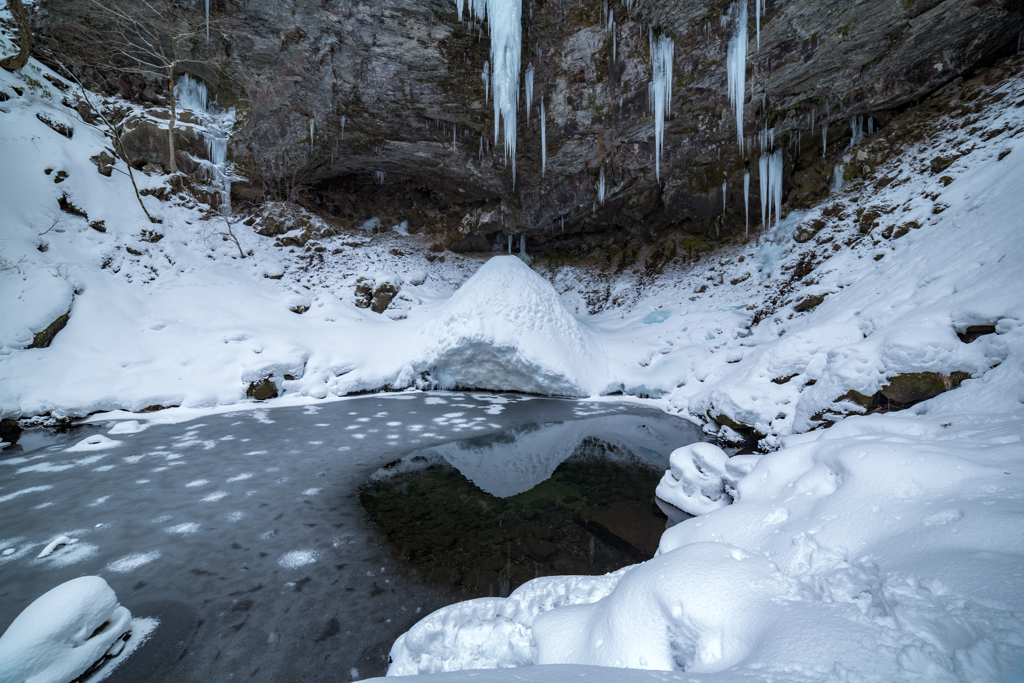 Winter waterfall vase